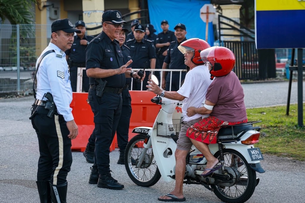 Candidates arrive at a nomination centre for the 2026 Melaka state election.