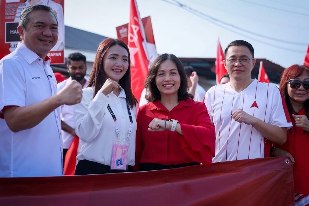 Teo Nie Ching accompanies PH candidate Leng Chau Yen at the Bandar Hilir nomination centre.